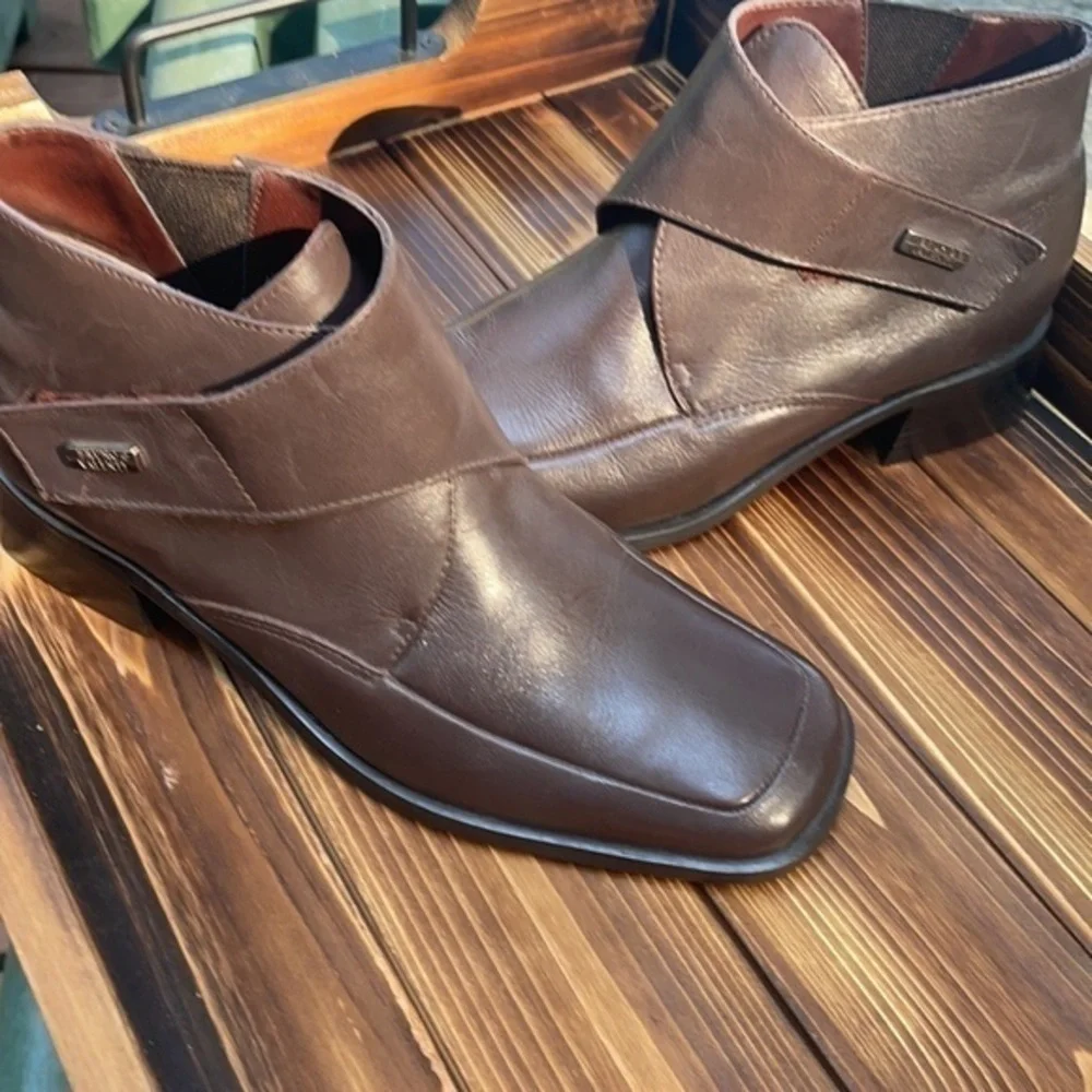 NWT Bruno Valenti shoes size 5.5 brown leather booties